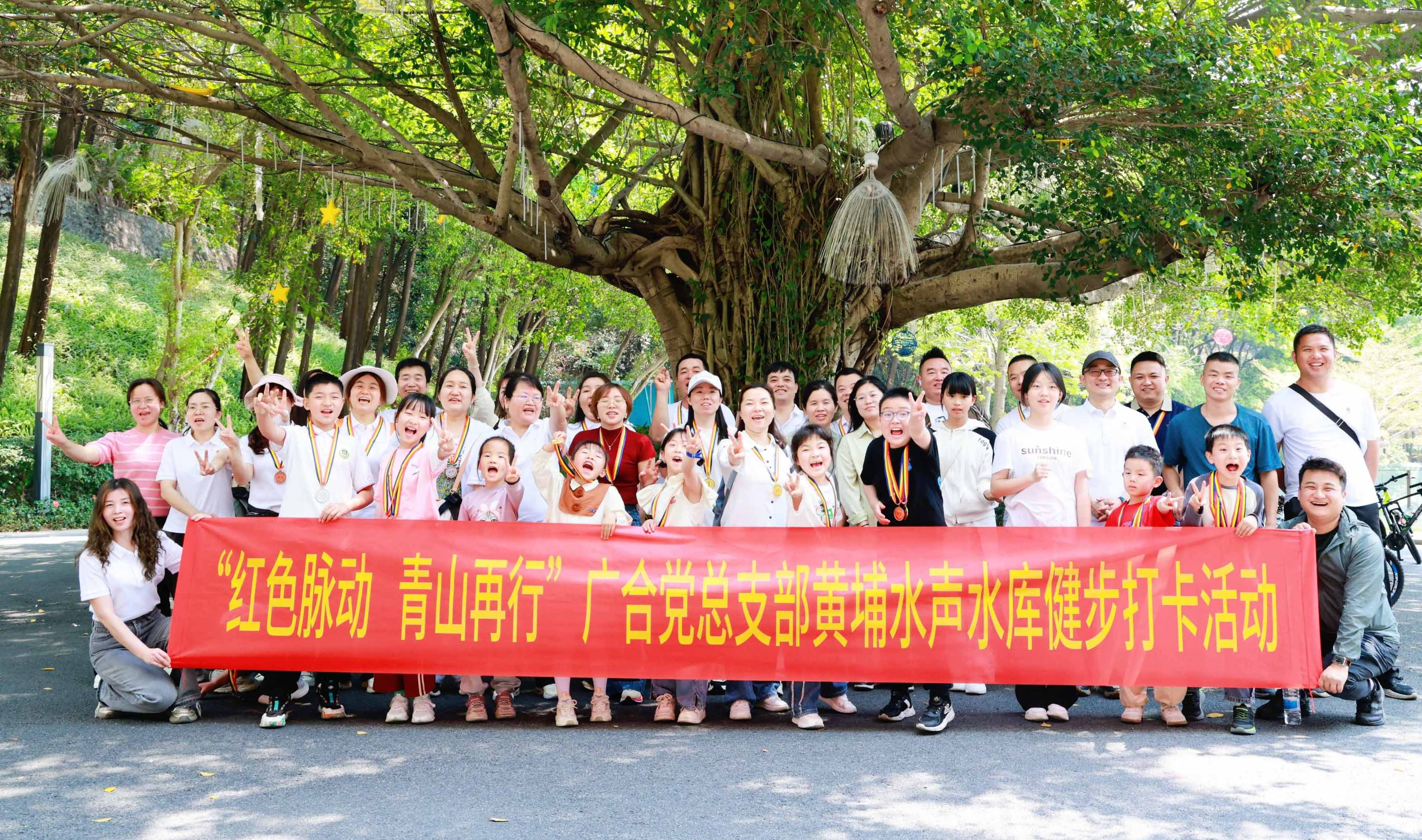 ��ɫ��������ɽ���У�ͽ��Ѱ������Я�������